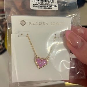 BRAND NEW WT Kendra Scott Ari Heart Gold Pendant Necklace in Bubblegum Pink 💗✨